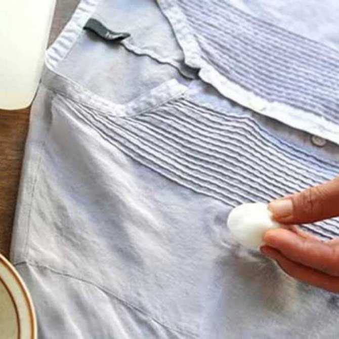 Пятна от дезодоранта, а заодно и пятна пота на одежде под мышками можно отстирать. Для этого будем использовать хозяйственное мыло, или этиловый спирт, или соль.