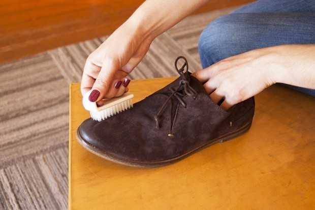 Как почистить замшевую обувь?