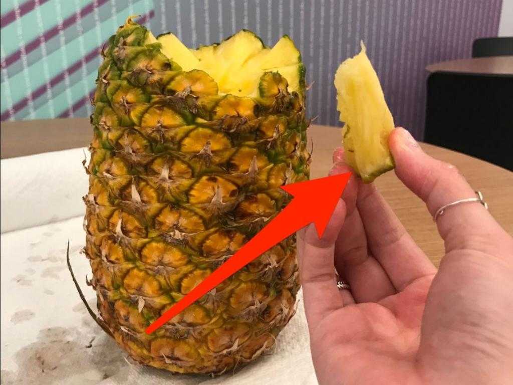 Как красиво порезать ананас на праздничный стол: видео инструкция