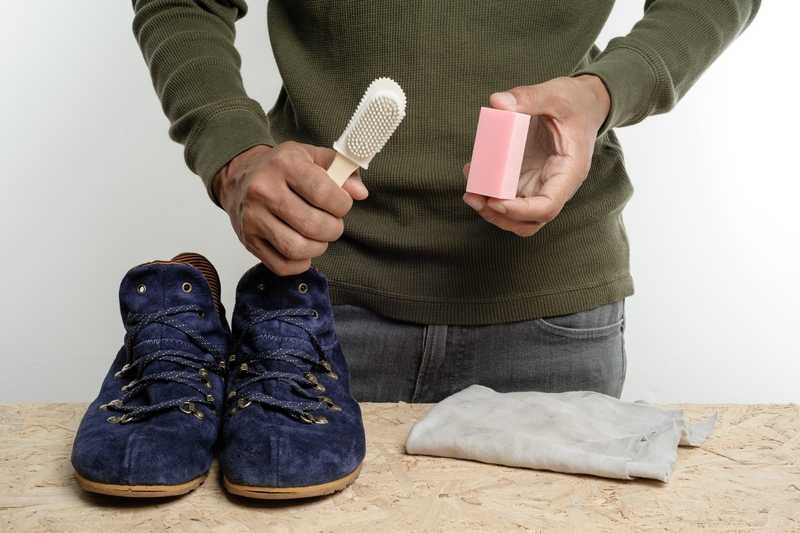Как быстро убрать солевые разводы с замши без вреда для обуви — домашние советы