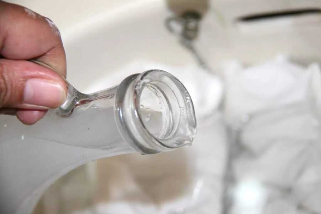 Чтобы почистить серебро нашатырным спиртом в домашних условиях, можно воспользоваться одним из способов. Использовать раствор нашатыря с водой или с зубным порошком.