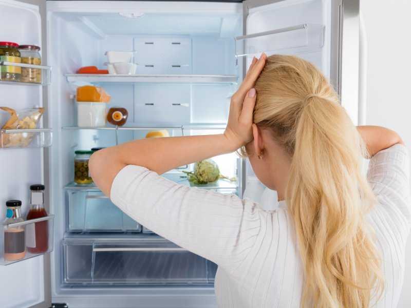 Чем удалить неприятный запах из холодильника народные средства