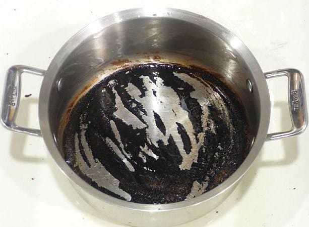 Чтобы очистить пригоревшую кастрюлю, можно воспользоваться содой, солью, активированным углем и даже луком. Чистить алюминиевую посуду можно металлическими губками.