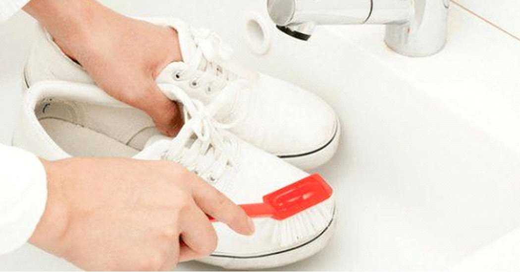 Как почистить белые кожаные кроссовки или кеды в домашних условиях