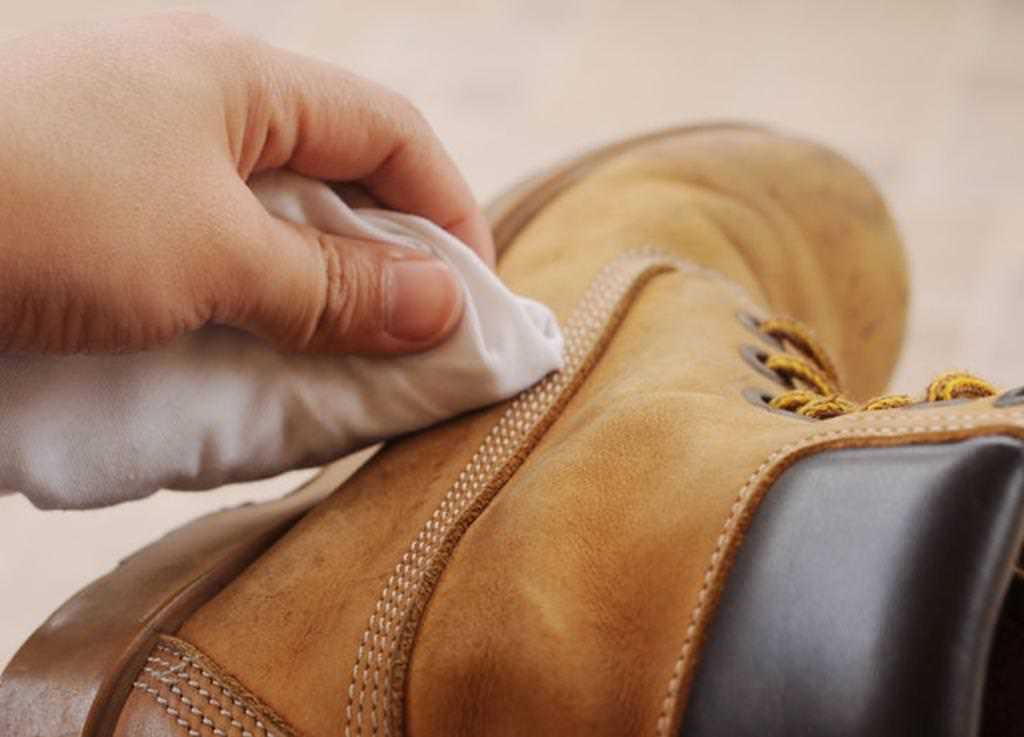 Как правильно ухаживать и чистить обувь из замши от грязи, соли, излишков влаги и песчаных отложений на швах?