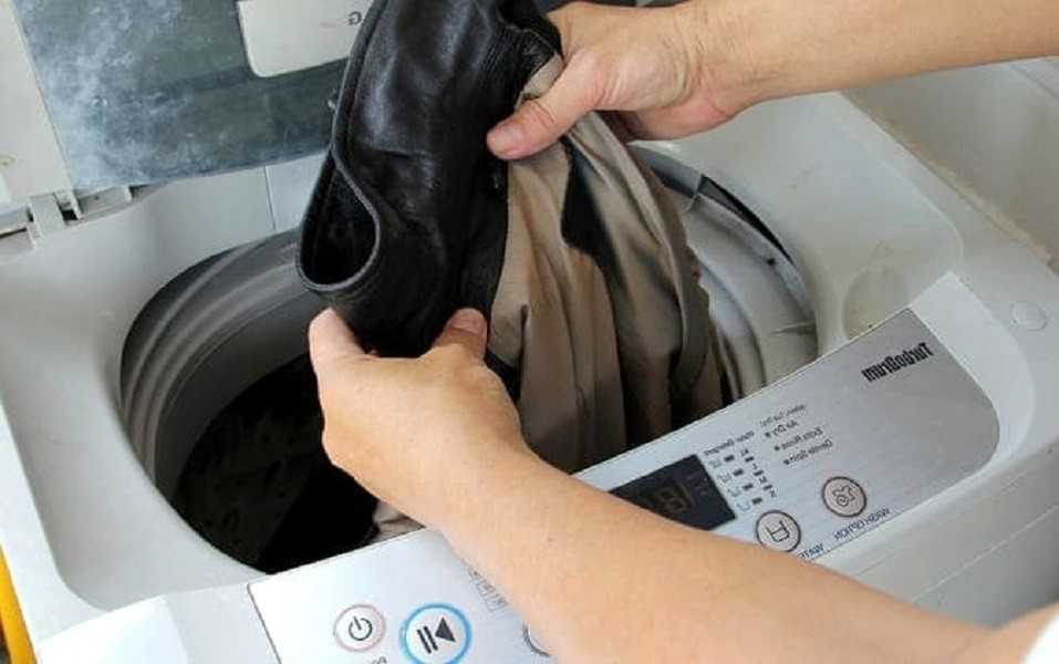 Стирать кожаную куртку можно как в стиральной машине, так и вручную. После стирки обязательно обработать куртку либо покупным средством для кожи, либо протереть молоком.