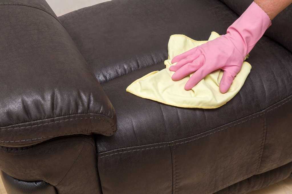 Как отмыть кровь с дивана: как убрать пятно, например, от месячных в домашних условиях, чем вывести с кожи, удалить с ткани, как быстро отстирать засохшую грязь?