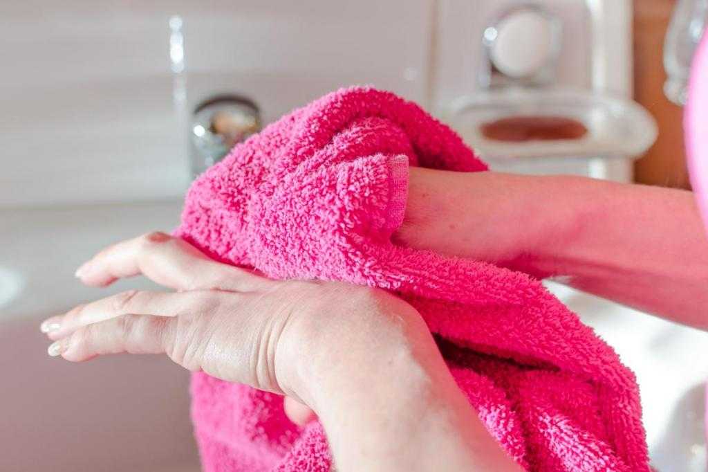 Чем эффективно отмыть следы от марганцовки с рук, отстирать с одежды и удалить с ванной или других поверхностей