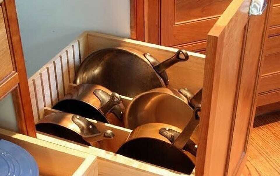 Как хранить сковородки на кухне: оригинальные и неожиданные приспособления