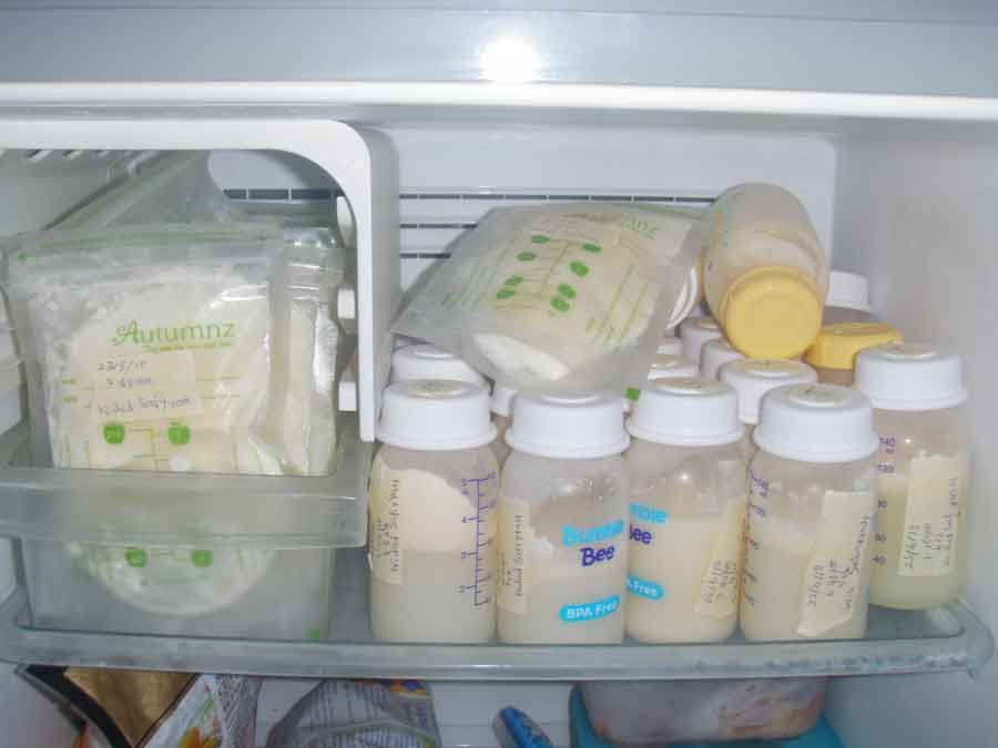 Как хранить сцеженное грудное молоко, полезные советы