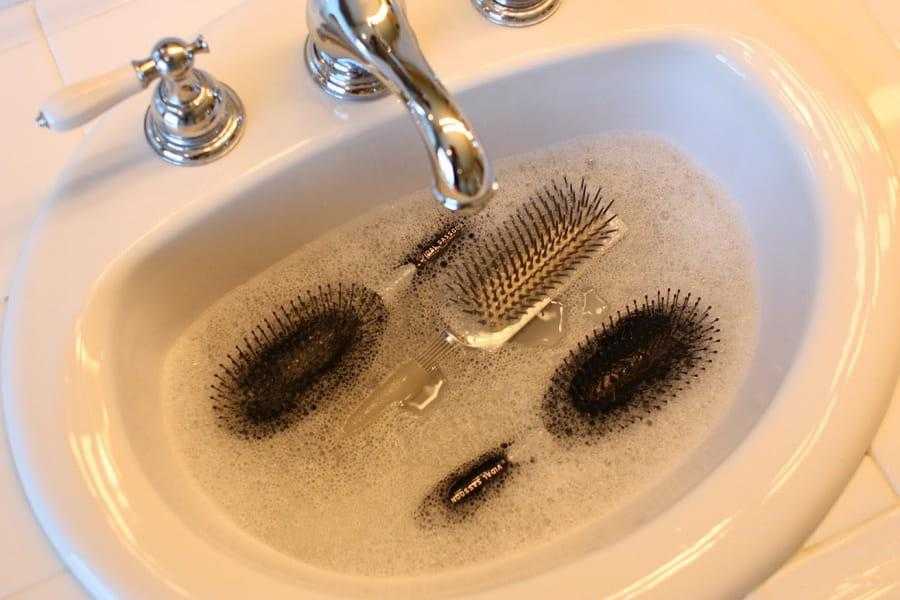 Как очистить расческу для волос от грязи