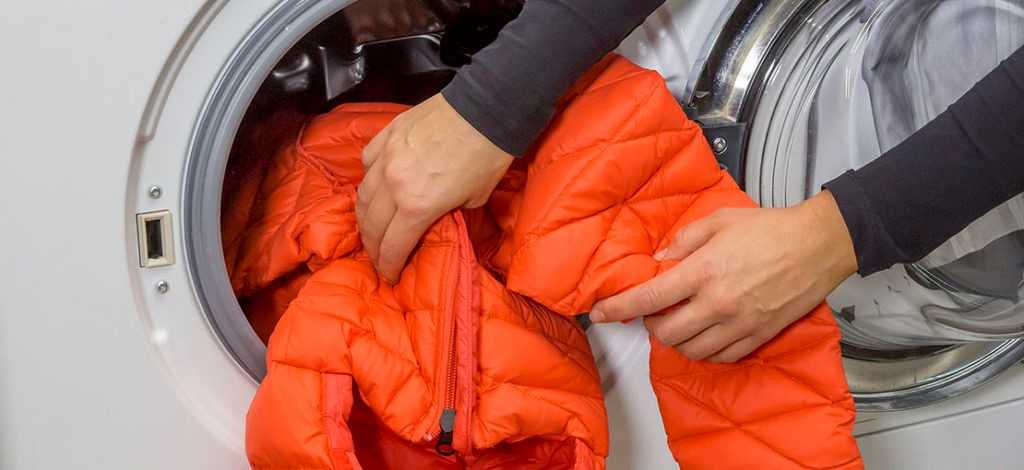 Как постирать куртку в стиральной машине (можно ли стирать зимнюю, замшевую, из кожзама и экокожи, болоньевую и др.), при какой температуре, как правильно сушить?