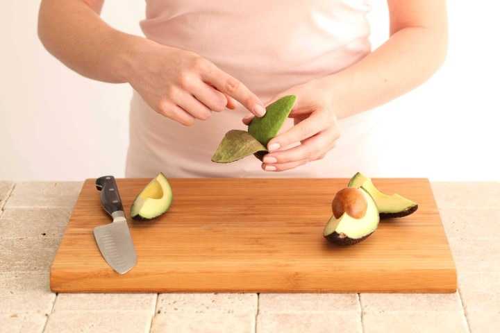 Нужно ли чистить авокадо - как это правильно делать + рецепт намазки
