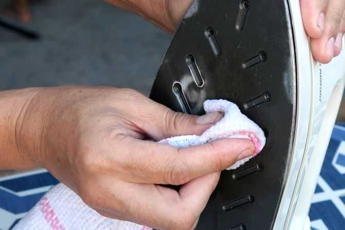 Как почистить керамический утюг от пригоревшей ткани в домашних условиях