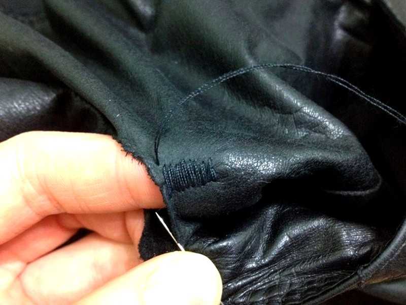 Кожаную куртку можно зашить или заклеить, в зависимости от того, какая образовалась дырка. Например, если вырван кусочек кожи, то можно пришить заплатку, нанести краску на швы.