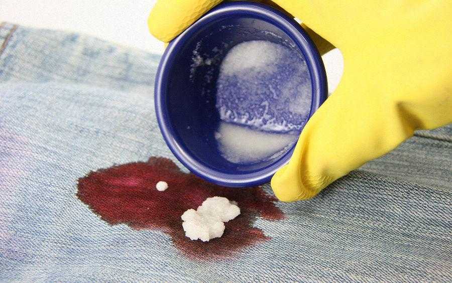 Отстирать краску на масляной основе можно с помощью масла, зубной пасты, бензина, ацетона. Вывести акриловую краску можно хозяйственным мылом, но только когда пятно свежее.
