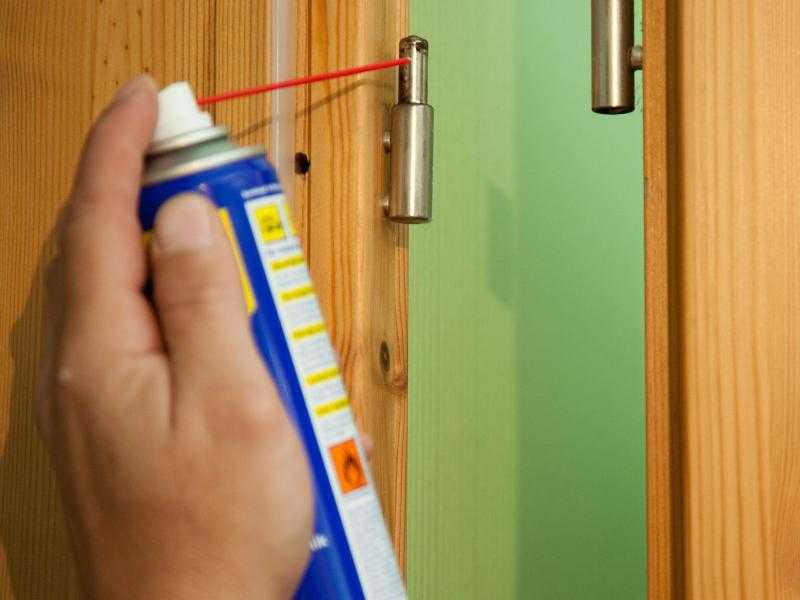Чем смазать дверные петли в домашних условиях, чтобы не скрипели, не снимая дверь