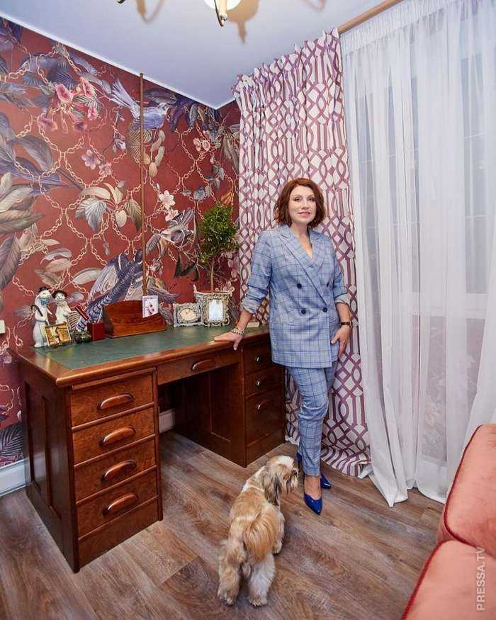 Роза Сябитова является обладательницей нескольких квартир в Москве. Все они оформлены со вкусом. Дача телеведущей заслуживает отдельного внимания. Роза тратит много сил для того, чтобы поддерживать особняк в порядке.