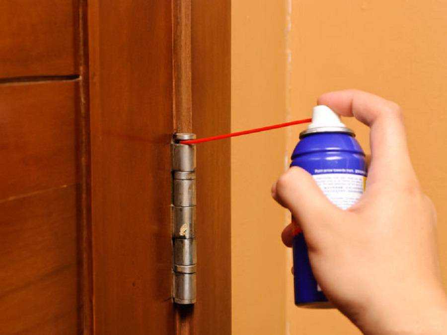 Как смазать дверные петли не снимая дверь — скрипит в комнате, что делать с межкомнатной, дома смазка пластиковая