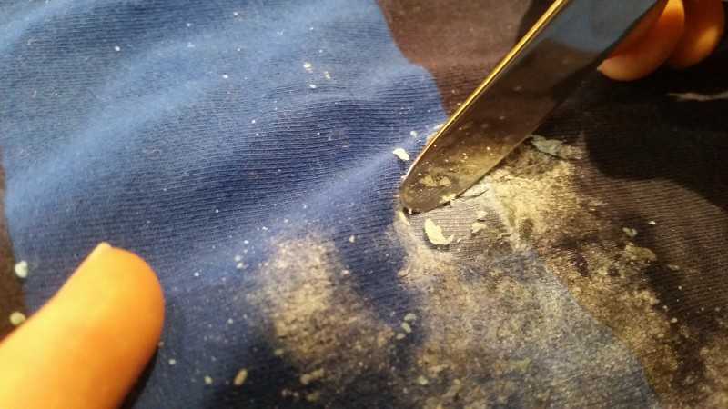 Проверенные методы, как быстро и безопасно для ткани убрать воск с куртки
