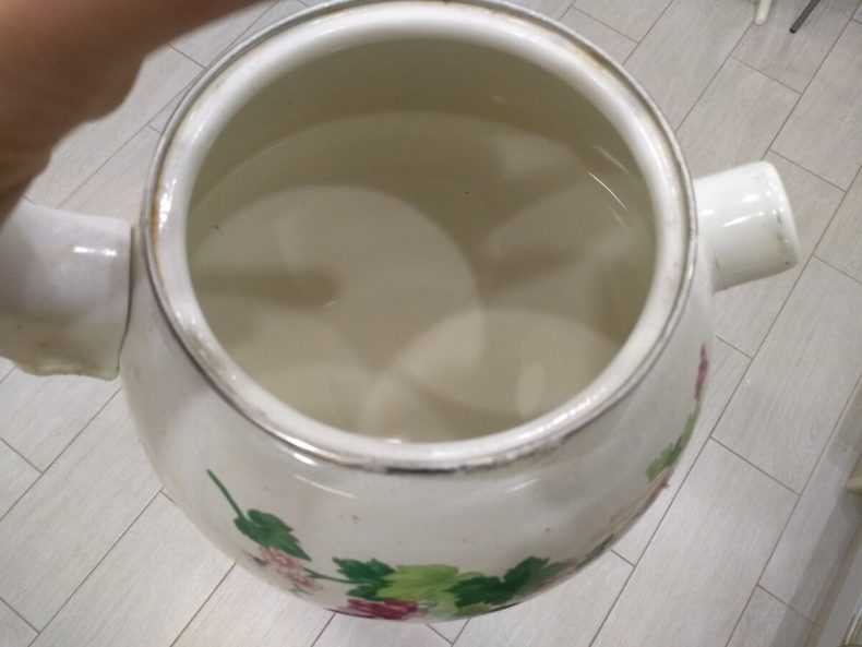 Как содой очистить чайник от накипи (электрический и др.) в домашних условиях: можно ли удалять налет этим средством?