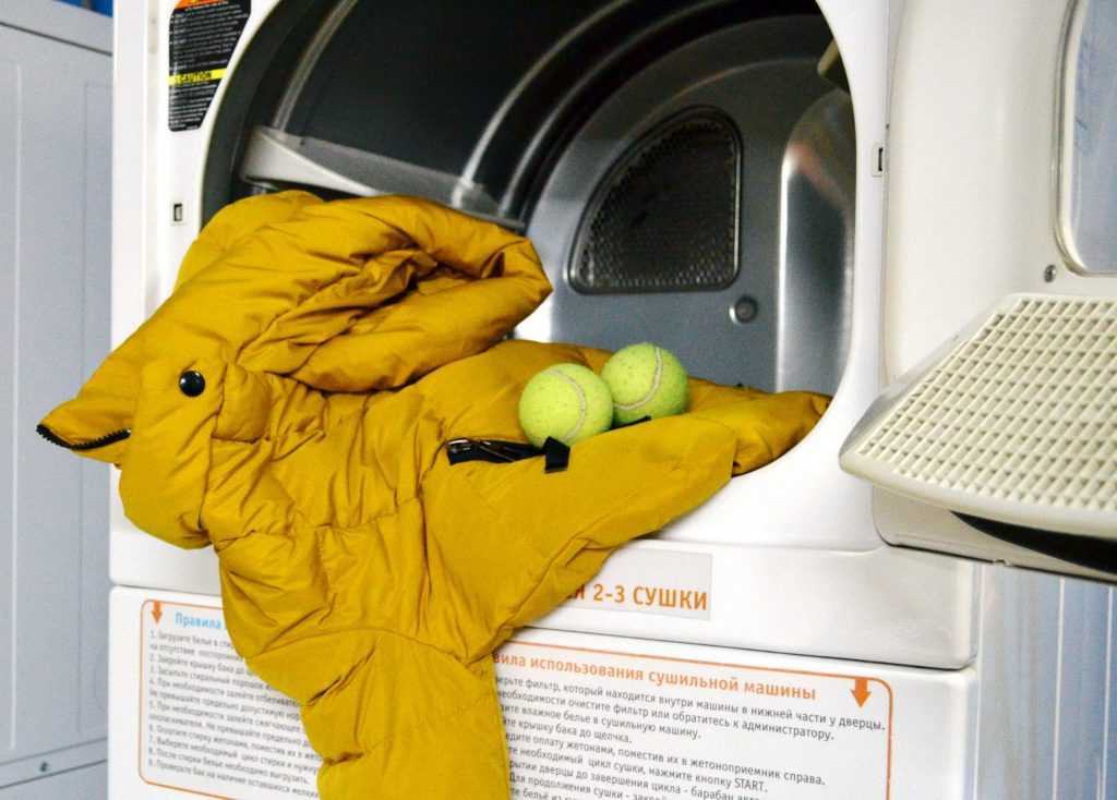 Как постирать белый пуховик: в стиральной машине, вручную