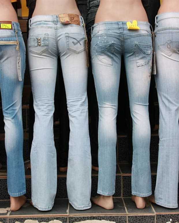 Красятся джинсы – что делать, чтобы закрепить цвет и не испачкаться?