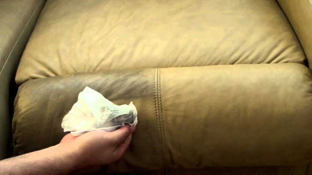 Как отмыть кровь с дивана: как убрать пятно, например, от месячных в домашних условиях, чем вывести с кожи, удалить с ткани, как быстро отстирать засохшую грязь?