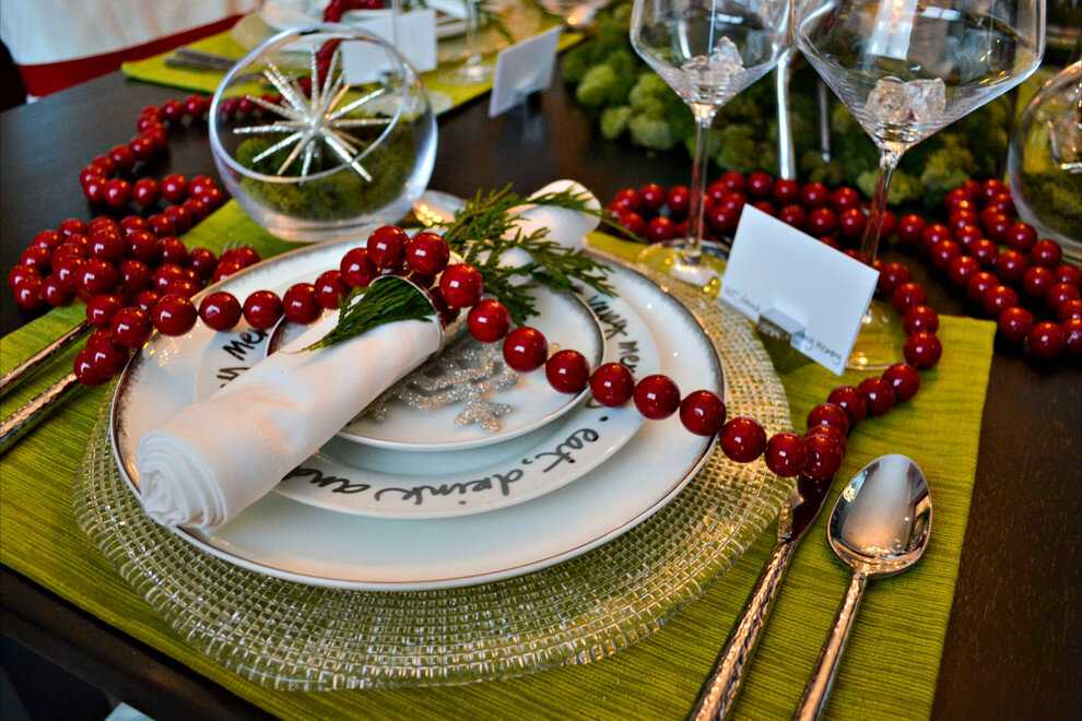 Сервировка новогоднего стола (58 фото): как красиво сервировать стол на новый год в домашних условиях для двоих или компании?