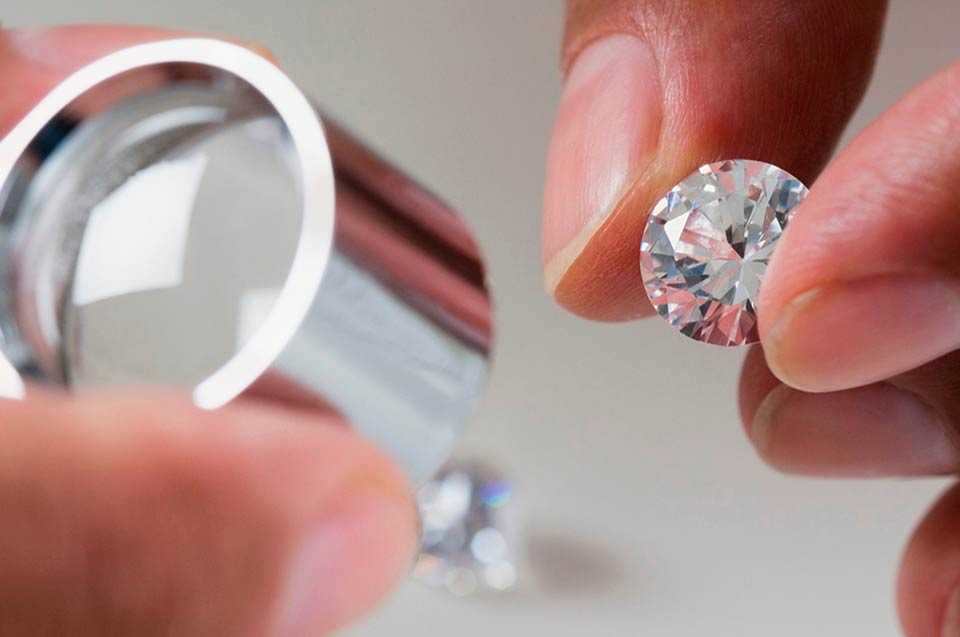 Как проверить подлинность алмаза? точные признаки того, что алмаз фальшивый. как отличить его от стекла и других камней в домашних условиях?