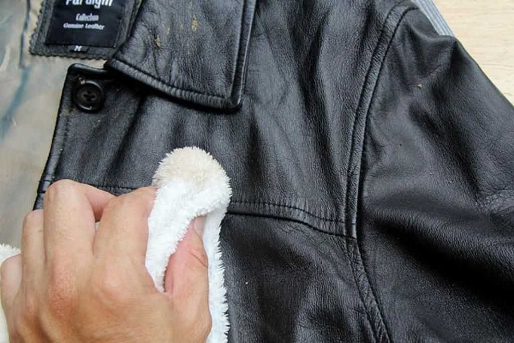 Кожаную куртку нельзя стирать, а особенно в стиральной машинке. Пятна чернил можно удалить спиртом, а если присутствует неприятный запах (пот, бензин) - натереть цедрой лимона.