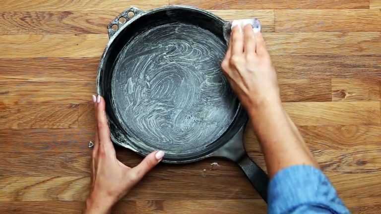 Как прокалить чугунную сковороду перед первым применением