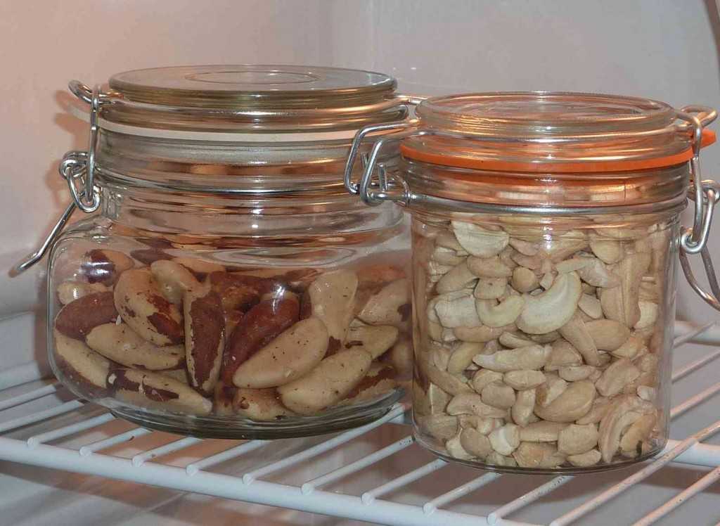 Срок хранения неочищенных грецких орехов - 5-6 месяцев, хранить нужно в хорошо проветриваемом темном помещении. Очищенные орехи хранятся при комнатной температуре около 20 дней.