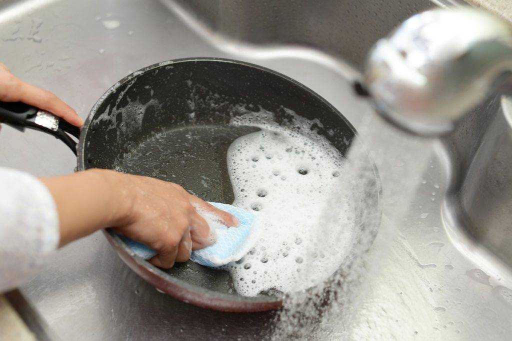 Что делать, если пригорает сковорода? как прокалить ее солью? что сделать, чтобы к ней ничего не прилипало? можно ли использовать посуду с поврежденным антипригарным покрытием?
