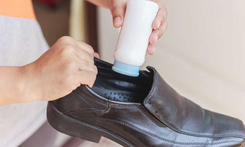 Иногда запах из новой обуви не проходит потому что ее некачественно сделали. Для того, чтобы избавиться от запаха можно использовать перекись водорода или уксус. Смочить ватку.