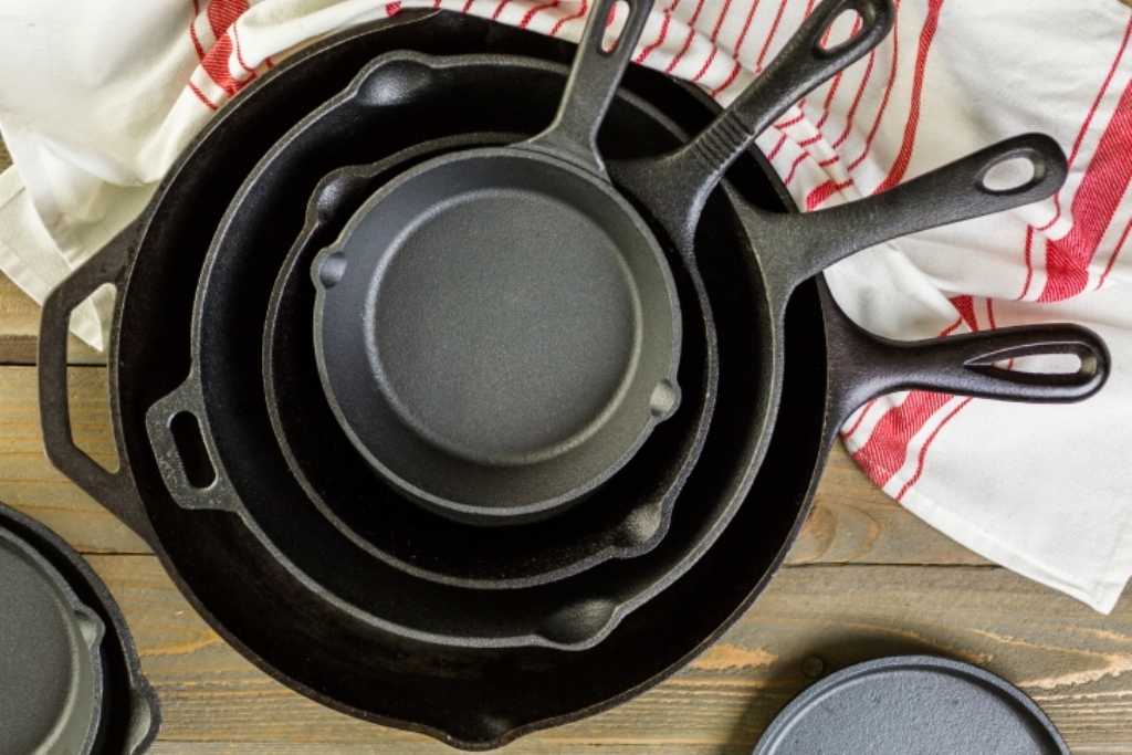 Перед первым использованием чугунную сковороду нужно тщательно промыть с моющим средством для посуды, можно даже железной губкой. Затем сковороду прокалить.
