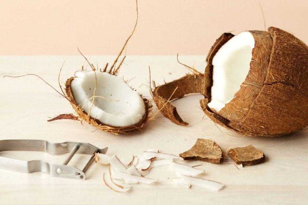 Экзотическая и ароматная мякоть кокоса: полезна ли, как достать из ореха, что из нее можно делать, как хранить?