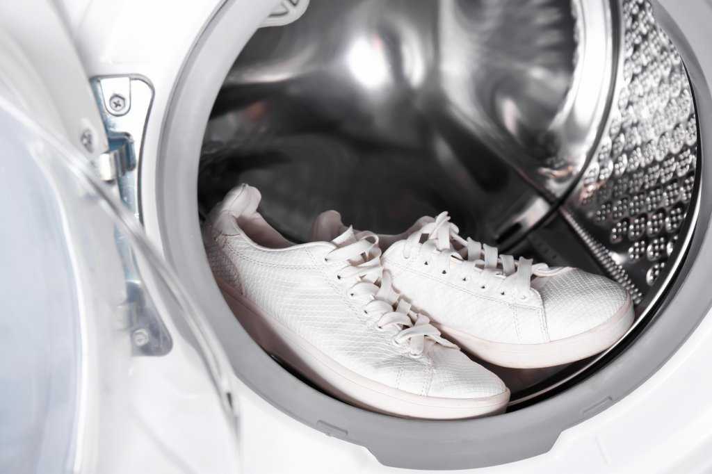 Постирать кеды можно в стиральной машине и вручную. При стирке в машинке упакуйте их в специальный пакет для стирки или в ткань, чтобы не повредить барабан и обувь.