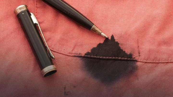 Как вывести чернила с одежды от шариковой ручки в домашних условиях: 20+ способов