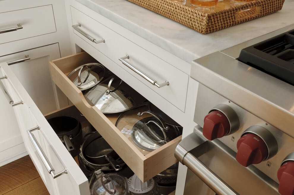 Хранение сковородок на кухне: в ящике, на полке, в органайзере, интересные идеи и лайфхаки