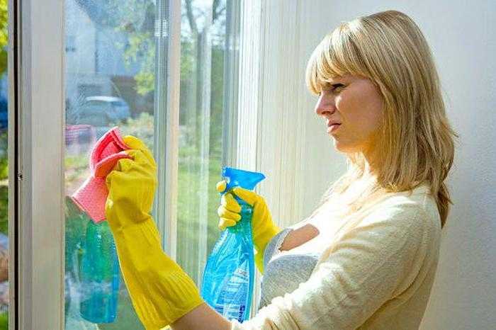 Есть множество вариантов помыть окна без разводов. Народным методом является мытье стекол с добавлением марганцовки. Но таким способом можно помыть только стекла.