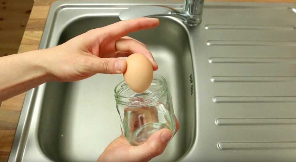 Можно ли класть яйца в кипящую воду и как это сделать, чтобы они не лопнули