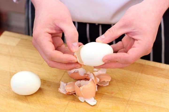 Как почистить вареные куриные яйца, всмятку, что плохо чистятся: 6 способов. как почистить перепелиные яйца? сколько и как нужно правильно варить яйца, чтобы легко чистились: советы, видео 