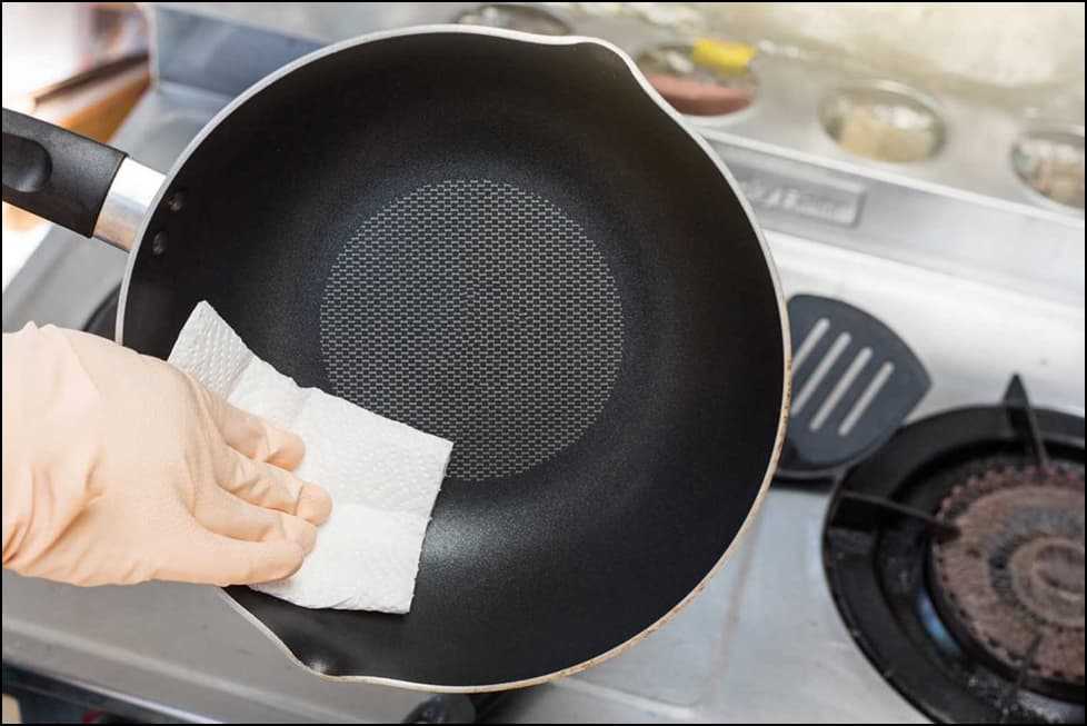 Если пригорает сковорода с керамическим покрытием, это можно исправить. Для этого возьмите соль, посыпьте дно сковороды и прокалите ее, помешивая соль. Чтобы избавиться от нагара.
