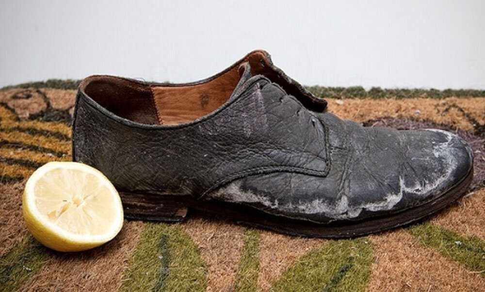 Как очистить обувь от соли и реагентов