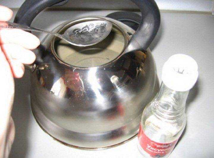 Почистить чайник из нержавейки снаружи от жира можно содой или уксусом и содой. От известкового налета поможет лимонная кислота, растворенная в воде. Если чайник сгорел...