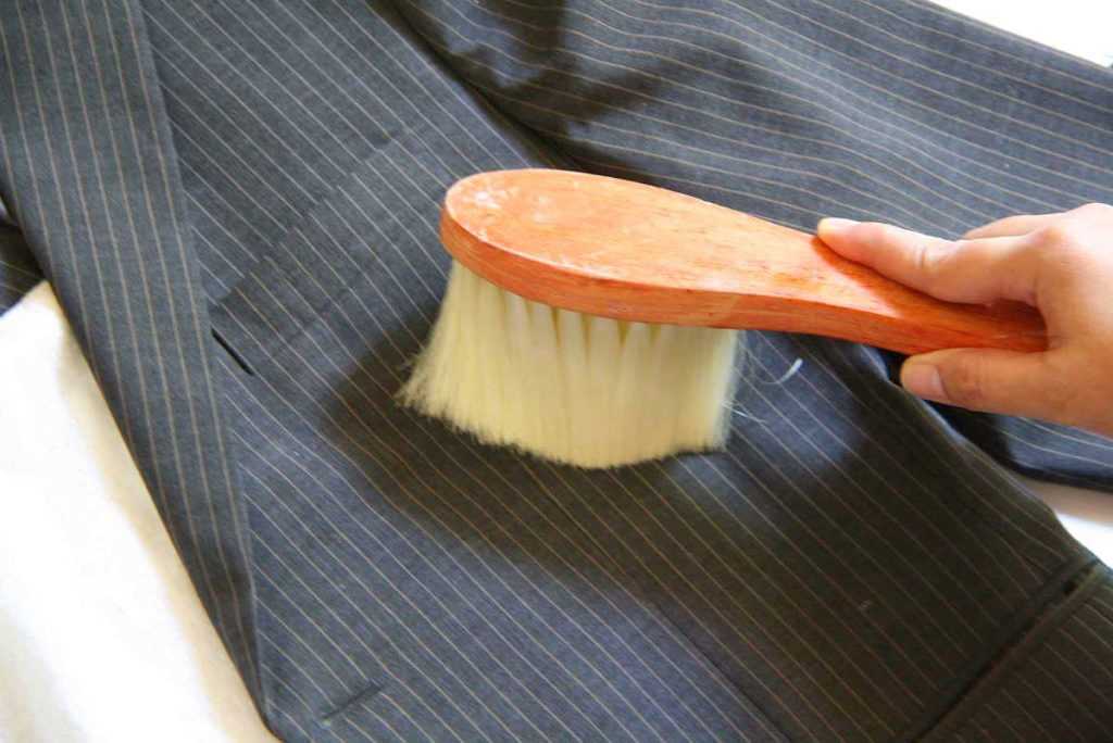 Правильно и аккуратно чистим пиджак в домашних условиях