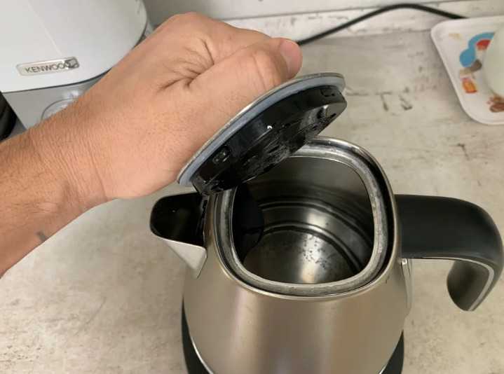 Как легко очистить чайник от накипи с помощью соды