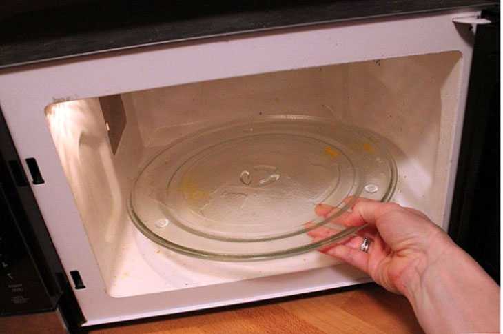Чтобы почистить микроволновку с помощью соды и уксуса, нужно взять глубокую тарелку, налить в нее воды, добавить пару ложек соды и пару ложек уксуса. Поставить в микроволновку.