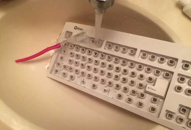 Как почистить клавиатуру ноутбука в домашних условиях